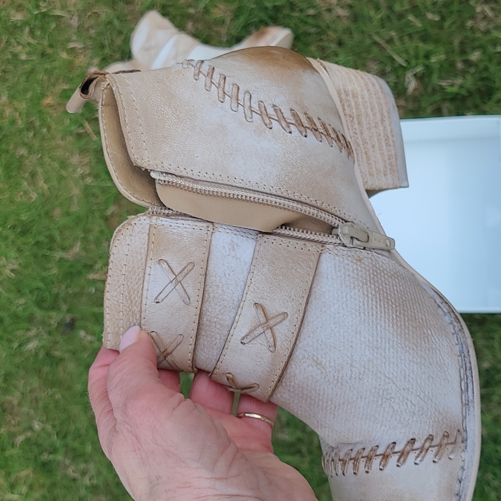 Roan boots 6.5 Light colored Leather ankle zip gorgeous booties.